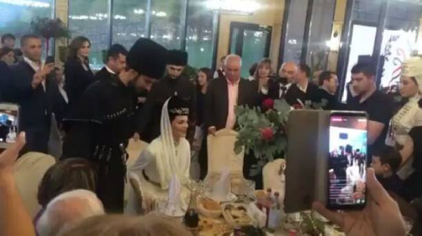 Сати Казанова сыграла традиционную свадьбу на Кавказе