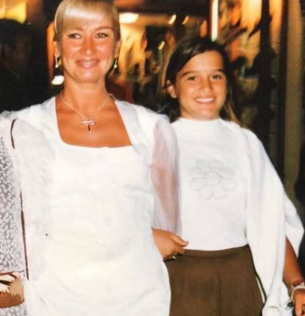 Ксения Бородина поделилась архивным семейным снимком в день рождения мамы
