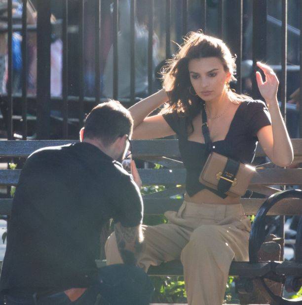 Эмили Ратаковски оплошала с выбором штанов для уличной фотосессии