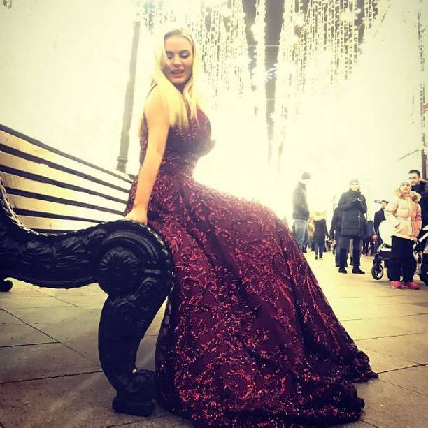 Анна Семенович удивила, появившись в декабре на улице в одном платье