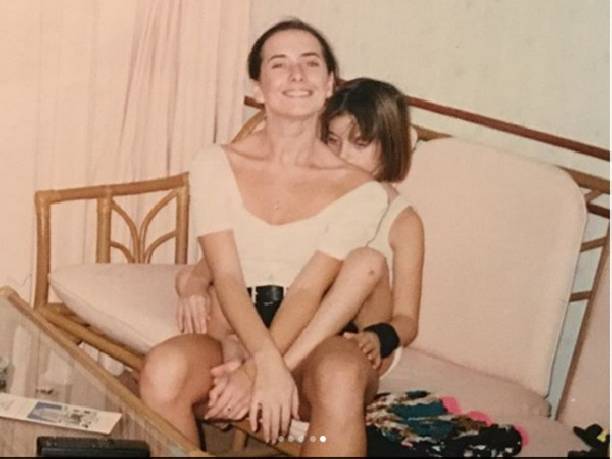 Наталья Фриске показала редкие снимки знаменитой сестры, сделанные 22 года назад