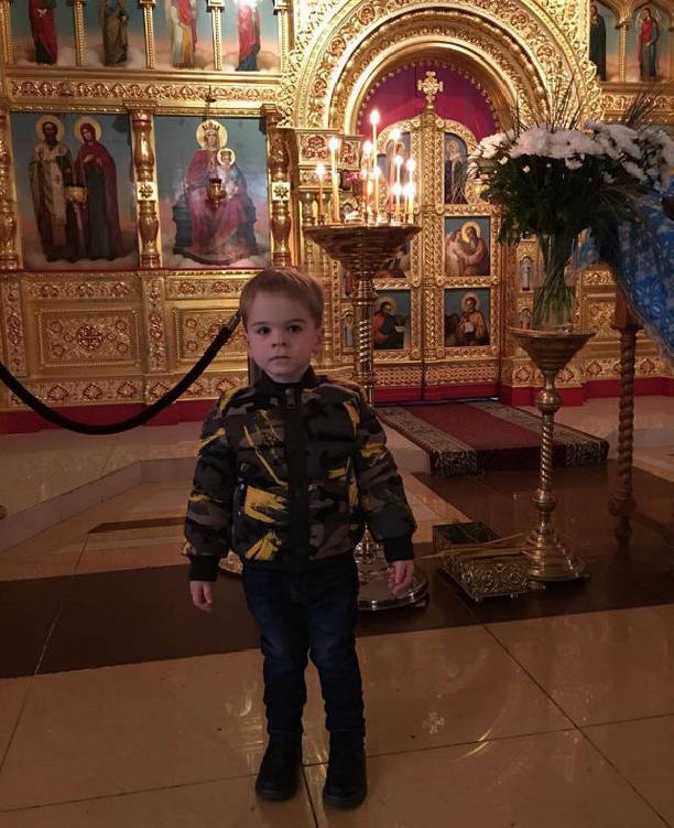 Сергей Лазарев поделился рождественским снимком своего сына