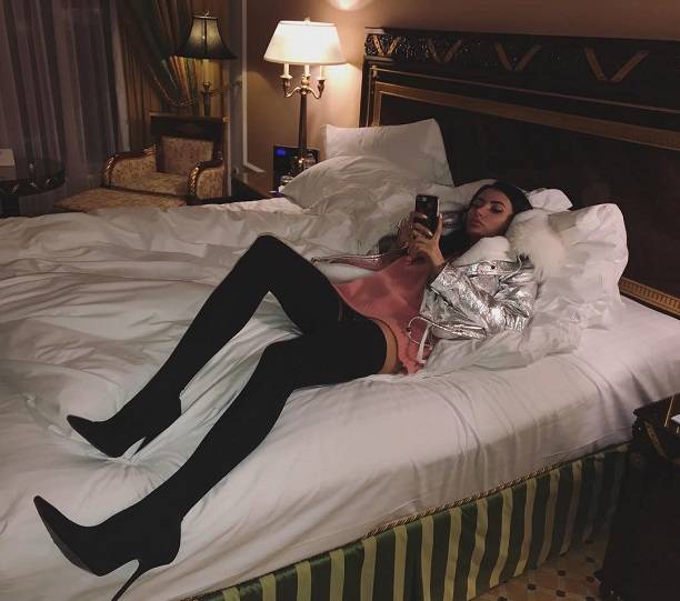 Оставив 1.5-годовалого сына, Марина Майер ночует в элитном отеле