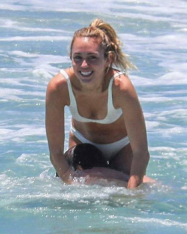 Майли Сайрус засветила обручальное колечко на пляжах Австралии