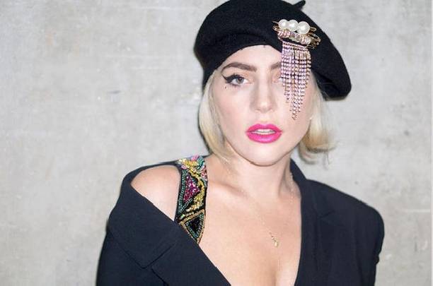 Леди Гага продемонстрировала дерзкий образ, примерив пиджак на голое тело