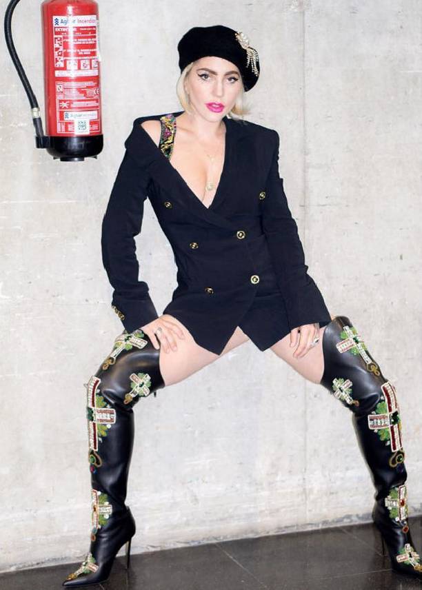 Леди Гага продемонстрировала дерзкий образ, примерив пиджак на голое тело