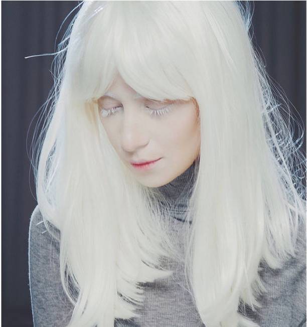 Равшана Куркова стала практически не узнаваемой в образе платиновой блондинки