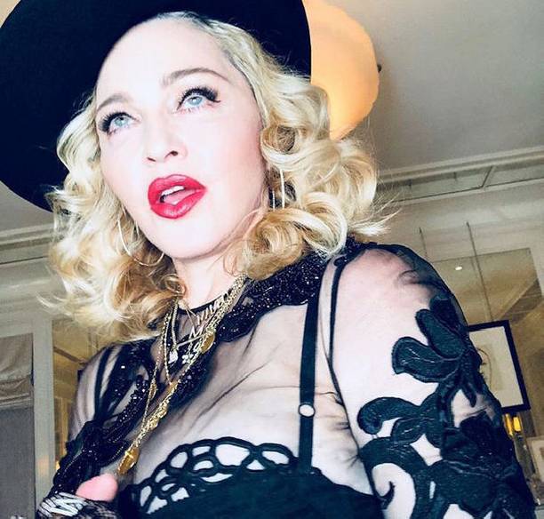 Мадонна в обнаженном виде выставила напоказ свои груди
