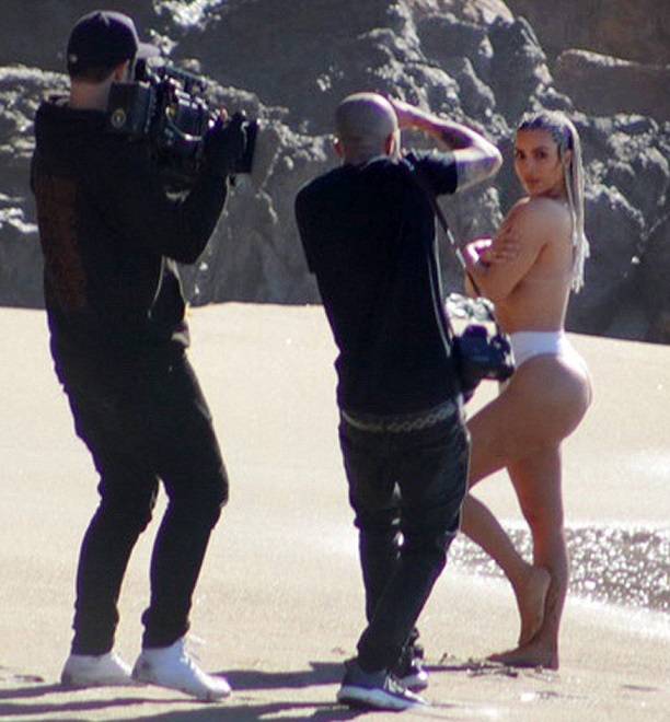 Полуобнаженная Ким Кардашьян на пляже попала в объективы папарацци