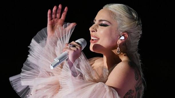Леди Гага снова отменила гастроли из-за неизлечимой болезни