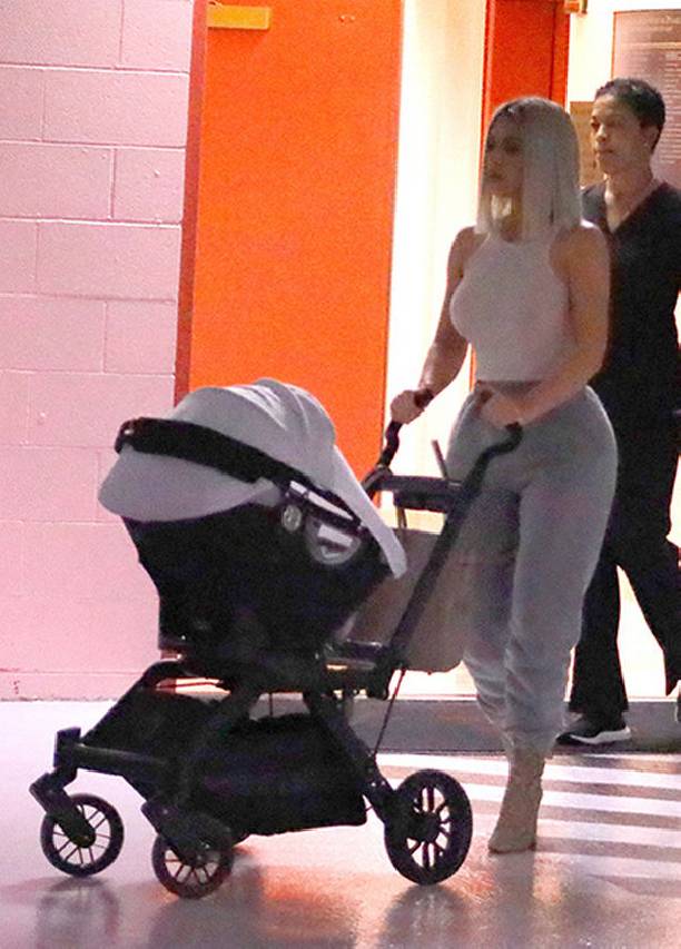 Ким Кардашьян запечатлели во время прогулки с новорожденной дочерью