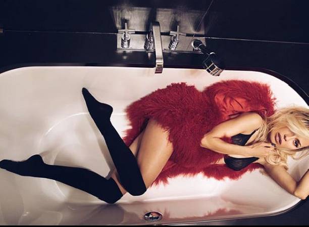Виктория Боня опубликовала горячий снимок из ванной в нижнем белье
