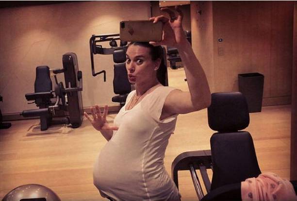 Глубоко беременная Елена Исинбаева продолжает тренировки