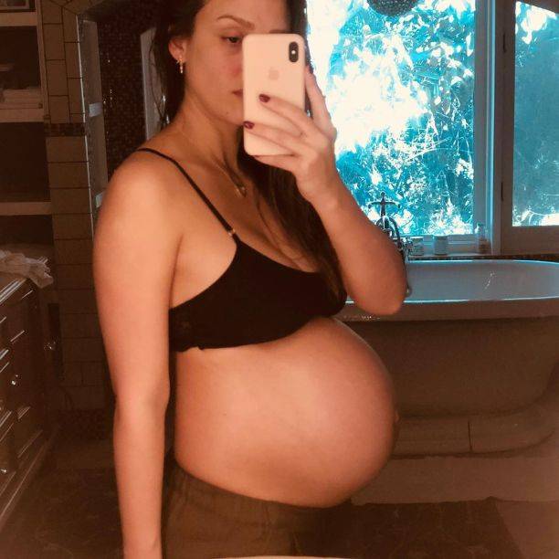 Джессика Альба, не стесняясь, публикует фото кормления грудью