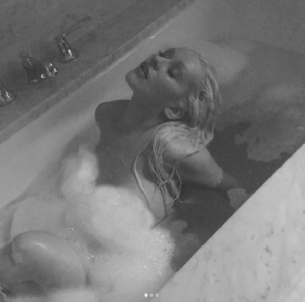 Кристина Агилера полностью обнажилась ради фотосессии в ванной   