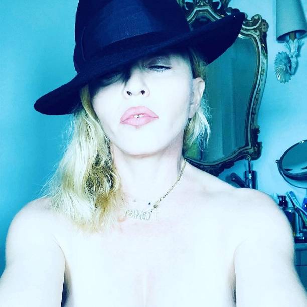 Мадонна продолжает эпатировать подписчиков откровенными снимками