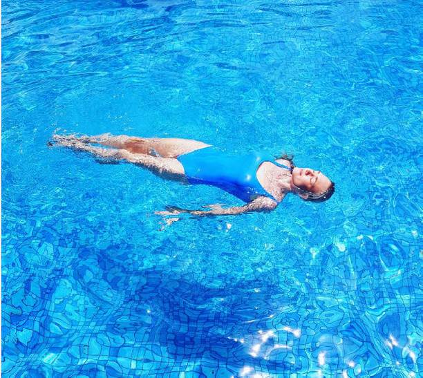 Оксана Акиньшина восхитила стройной фигурой в купальнике