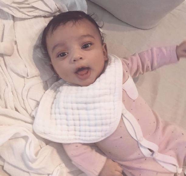 Первый снимок новорожденной дочери Ким Кардашьян без фильтров появился в Сети