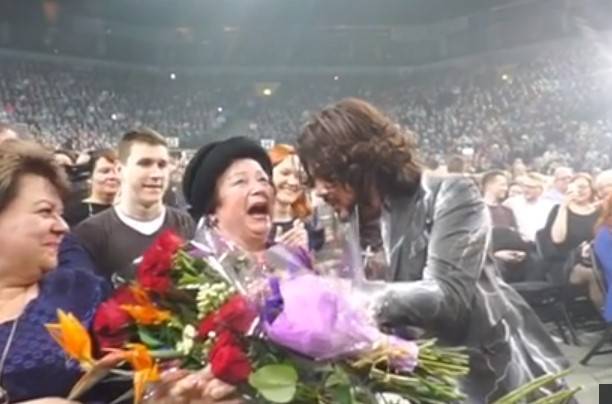 Филипп Киркоров зацеловал на концерте бабушку Ольги Бузовой