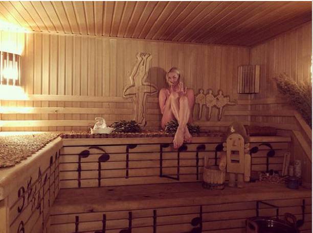 Анастасия Волочкова продолжает делиться голыми фотографиями из бани