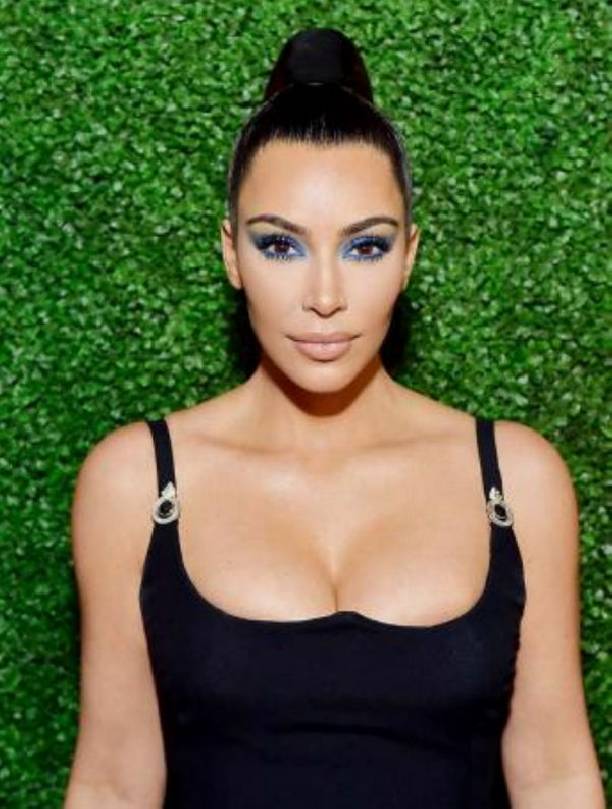 Ким Кардашьян выставила напоказ грудь в платье с откровенным декольте