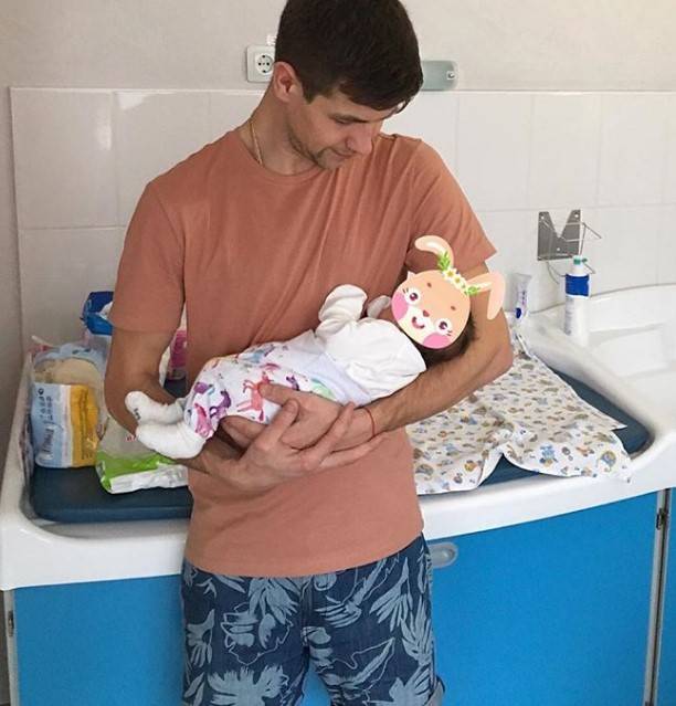 Дмитрий Дмитренко показал новорождённую дочку Ольги Рапунцель