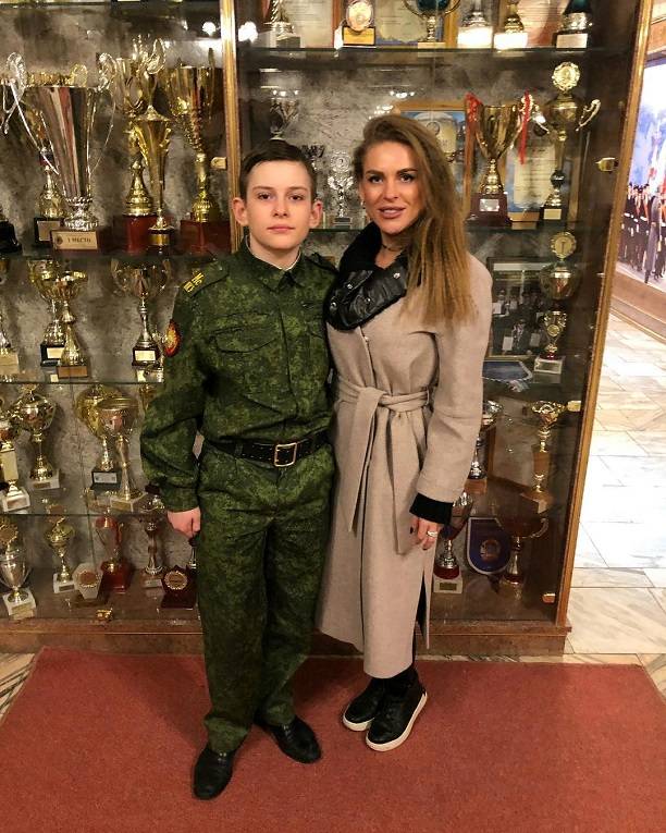 Миша Терехин ходит на родительские собрания к сыну вместе с женой