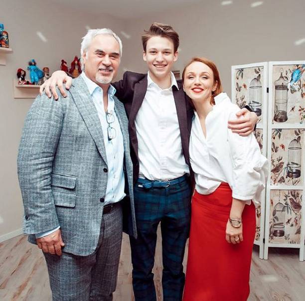 В Сети появились снимки, где можно рассмотреть лицо старшего сына Валерия Меладзе и Альбины Джанабаевой
