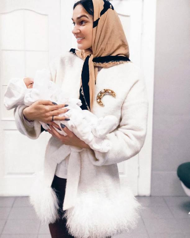 Алена Водонаева заинтриговала фотографией с новорожденным малышом