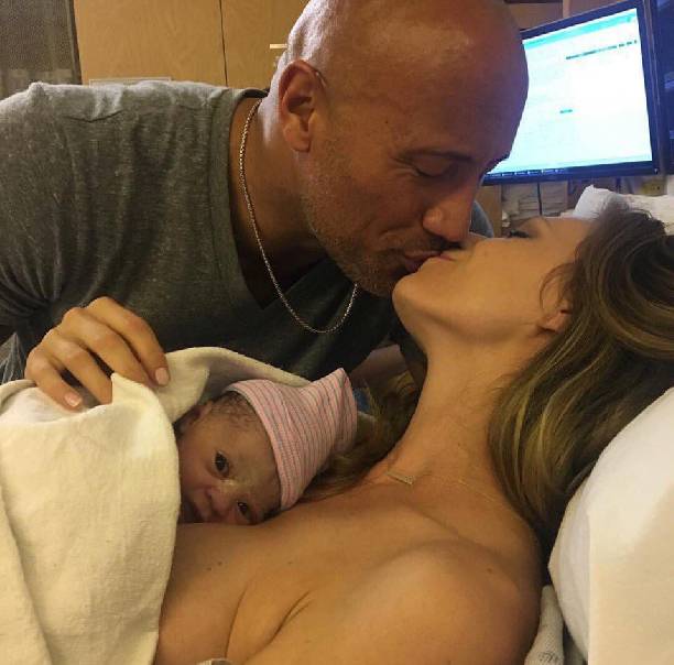 "Хоть бы вытерли для начала": фанатов возмутил снимок новорожденной дочки Дуэйна Джонсона