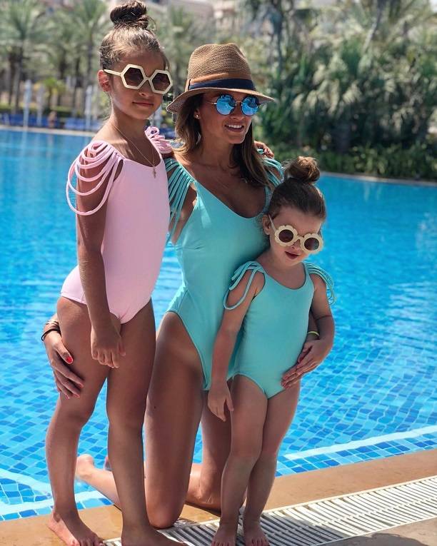 Ксения Бородина устроила пляжную фотосессию в купальниках с дочками