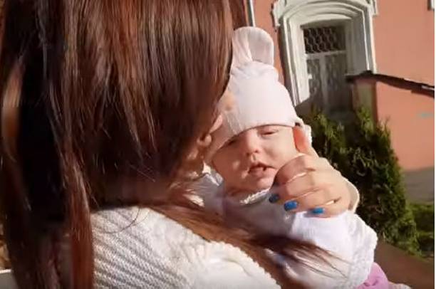 Анастасия Лисова поделилась снимком, где видно лицо ее новорожденной дочери