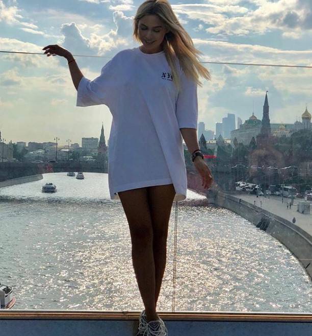 Наталья Рудова вышла на прогулку по Москве в одной футболке