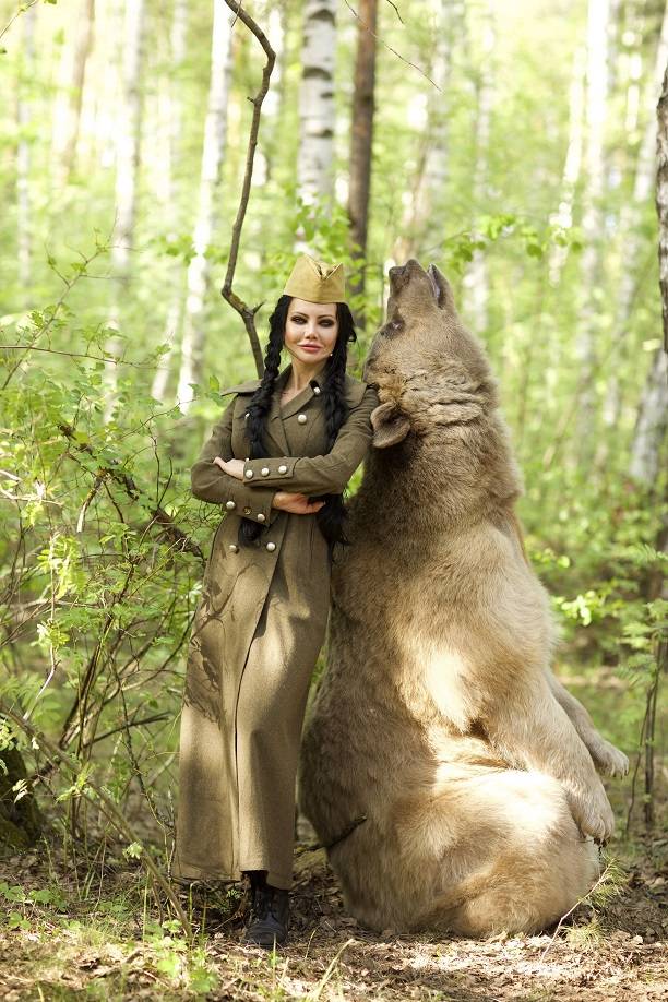 Елена Галицына устроила экстремальную фотосессию в глухом лесу