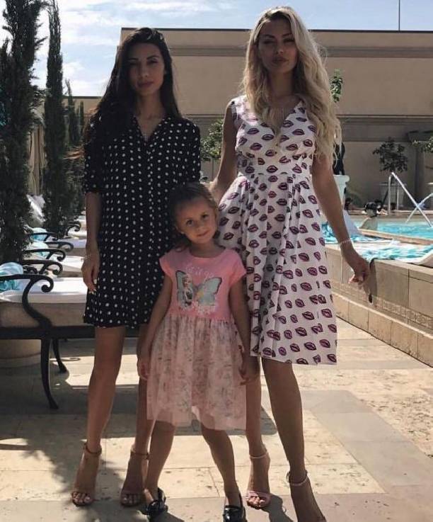 Виктория Боня без белья опубликовала фото дочки Анджелины в купальнике