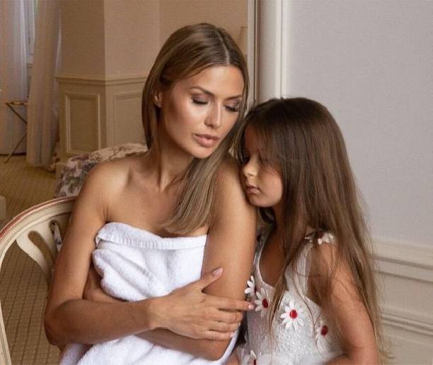 Виктория Боня без белья опубликовала фото дочки Анджелины в купальнике