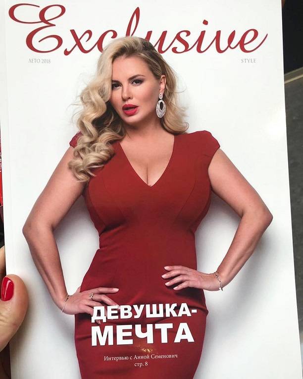 Посетители аэропорта Пулково смогли насладиться красотой груди Анны Семенович
