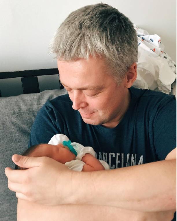 Снимок Александра Стриженова с новорожденным внуком умилил фанатов