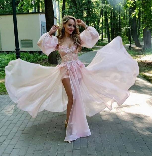 Анна Калашникова опубликовала эротический снимок в свадебном нижнем белье