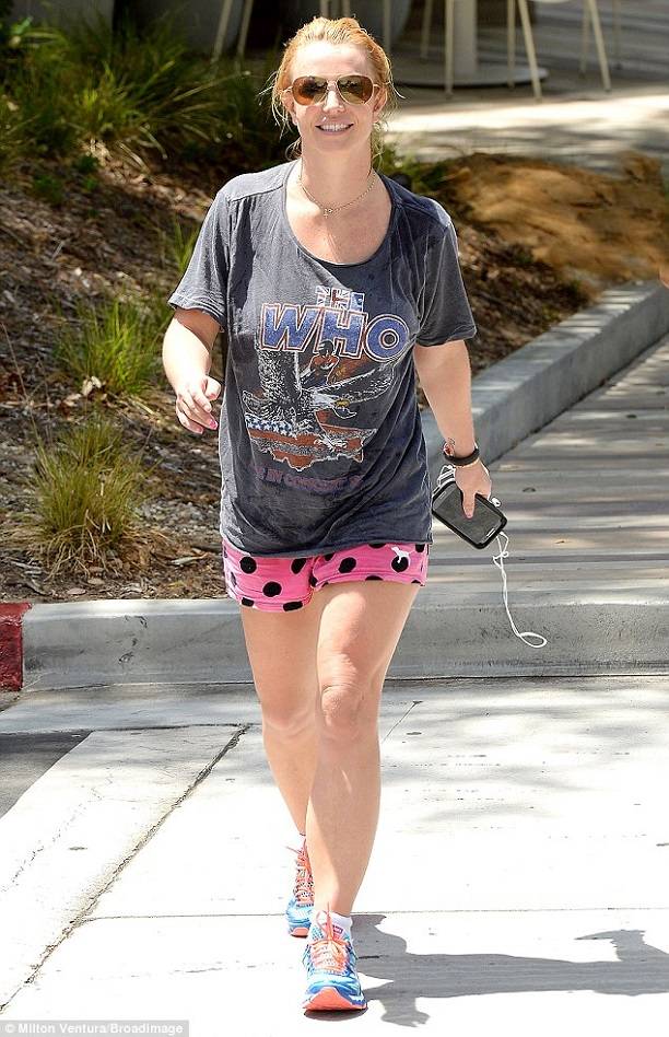 Бритни Спирс привлекла внимание папарацци мощными ногами на каблуках в коротких шортах