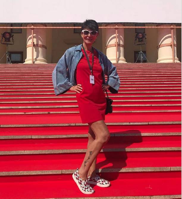 63-летняя Ирина Хакамада продемонстрировала стройные ноги в мини-платье