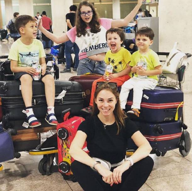 Полина Диброва с детьми не смогла пройти таможню