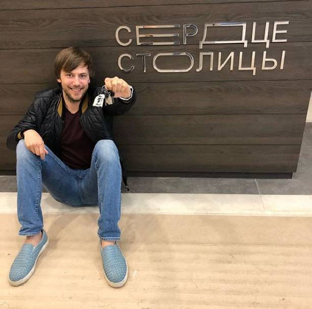 Иван Жидков похвастался ключами от новой квартиры