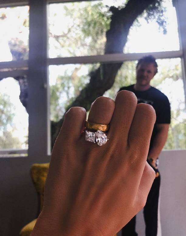 Эмили Ратаковски впервые опубликовала фото своего помолвочного кольца