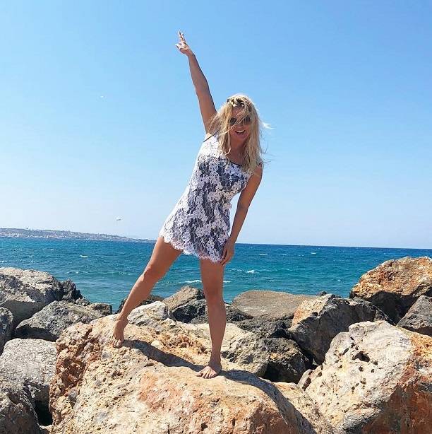 Анна Семенович раздвинула ножки на тусовке в Греции