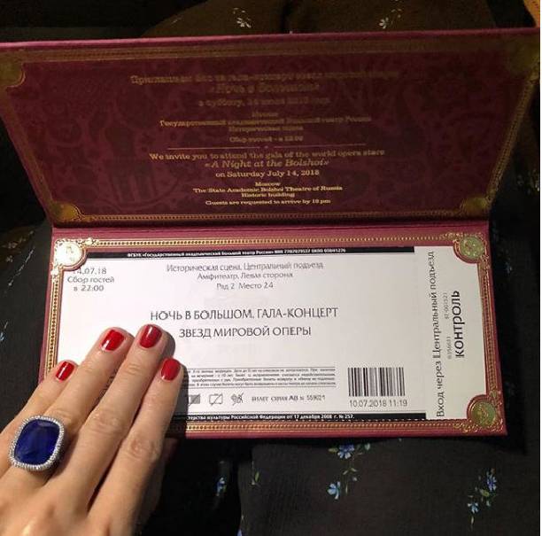 Ксения Собчак носит на своей руке кольцо стоимостью элитной квартиры