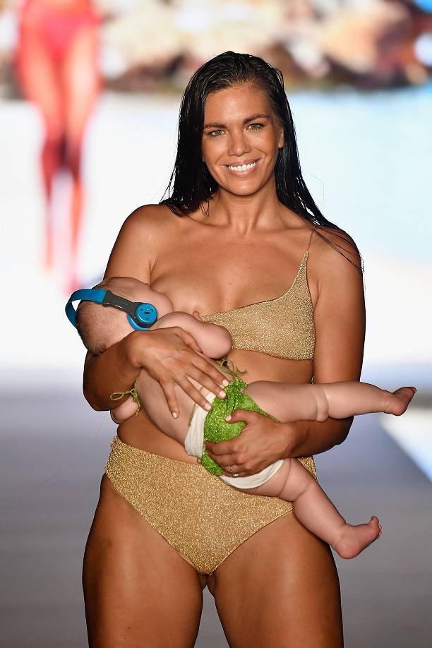 Модель Мара Мартин покормила грудью дочку во время прохода по подиуму в купальнике