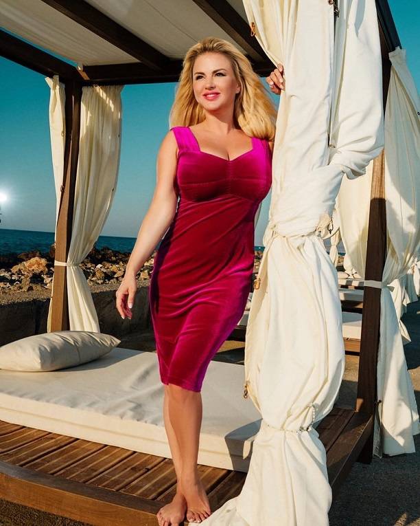 Анна Семенович удивила странным платьем на пляже