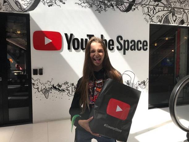 Юная блогер из России Лиза Анохина проникла в штаб-квартиру YouTube