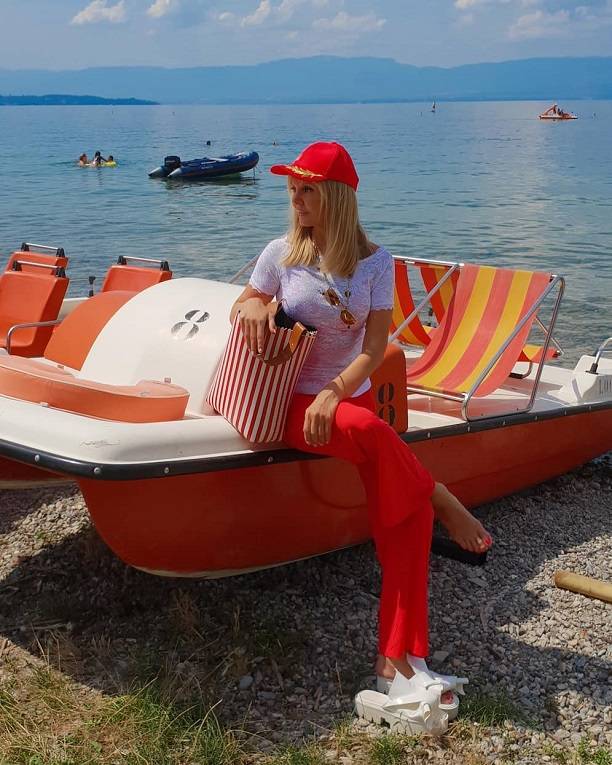Певица Валерия поделилась снимком в сексуальном красном купальнике из Женевы